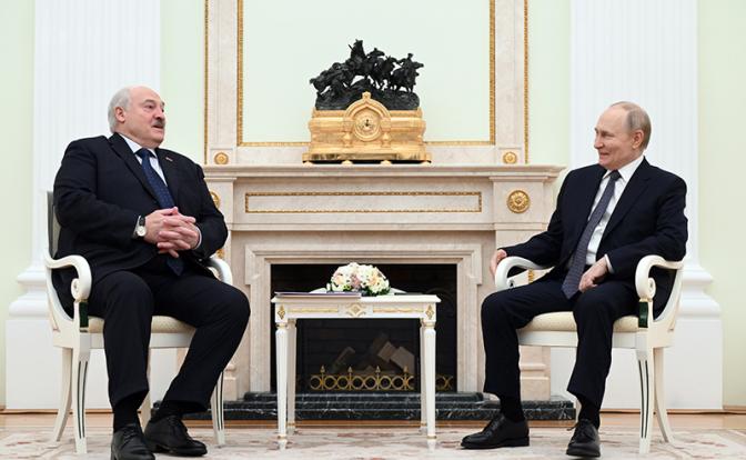 На фото: президент РФ Владимир Путин и президент Белоруссии Александр Лукашенко (справа налево) во время встречи в Кремле.