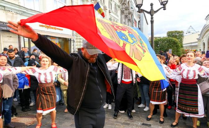На фото: граждане Молдавии у избирательного участка в посольстве Молдавии в РФ в день парламентских выборов.