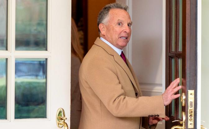 На фото: спецпосланник президента США по Ближнему Востоку Стивен Уиткофф после окончания брифинга.