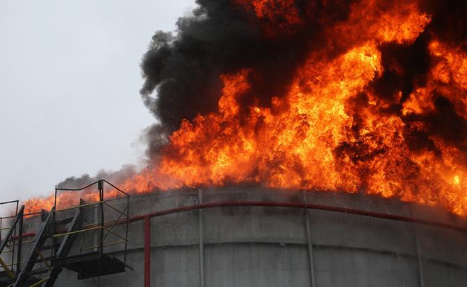 В Ярославской области загорелся НПЗ