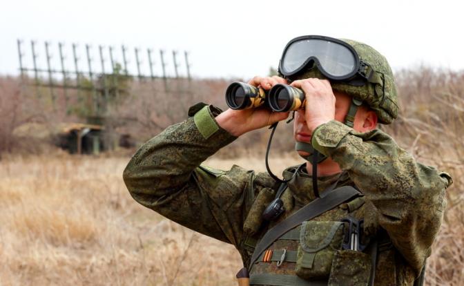 На фото: военнослужащий у радиолокационной станции 1Л119 Центрального военного округа.