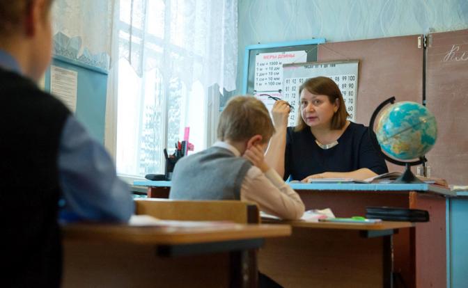 От звонка до звонка: Общественная палата напомнила учителям про подарки и Уголовный кодекс