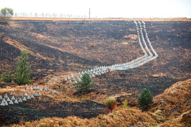 На фото: противотанковые надолбы в Беловском районе Курской области, Россия.