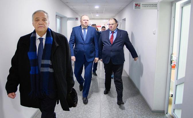 На фото (слева): руководитель Уральского кардиоцентра Ян Габинский.