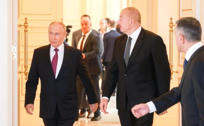 На фото: резидент РФ Владимир Путин и президент Азербайджана Ильхам Алиев (слева направо) перед началом российско-азербайджанских переговоров в расширенном составе в резиденции "Загульба".