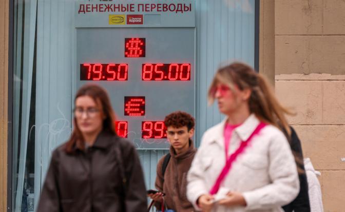 Падение курса доллара: эксперт назвал причины