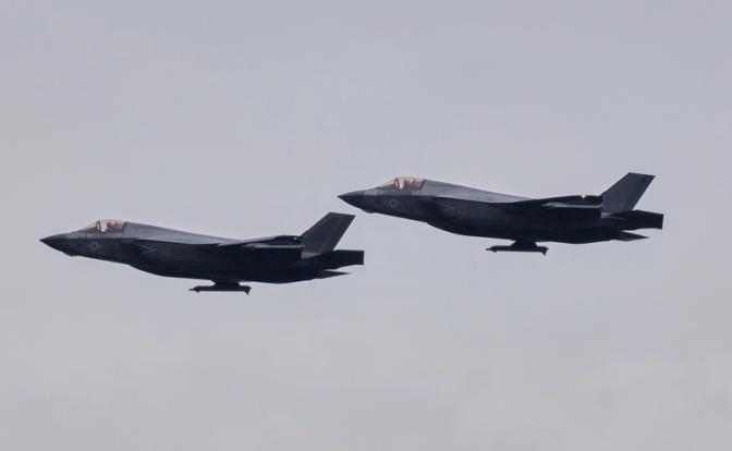 На фото: истребители F-35.