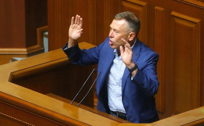 На фото: депутат фракции "Батькивщина" Сергей Соболев выступает на заседании Верховной Рады Украины.