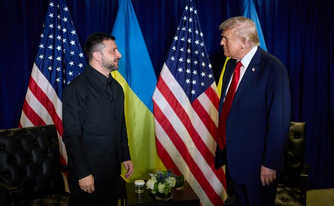 На фото: президент США Дональд Трамп (справа) и президент Украины Владимир Зеленский (слева)