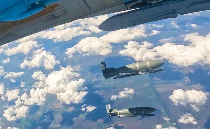 На фото: боевая работа экипажей истребителей-бомбардировщиков Су-34 в зоне СВО.