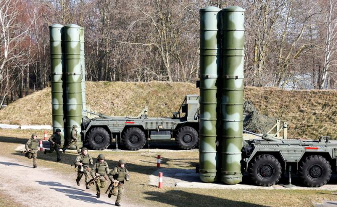 На фото: военнослужащие во время тренировки дивизиона С-400 "Триумф".