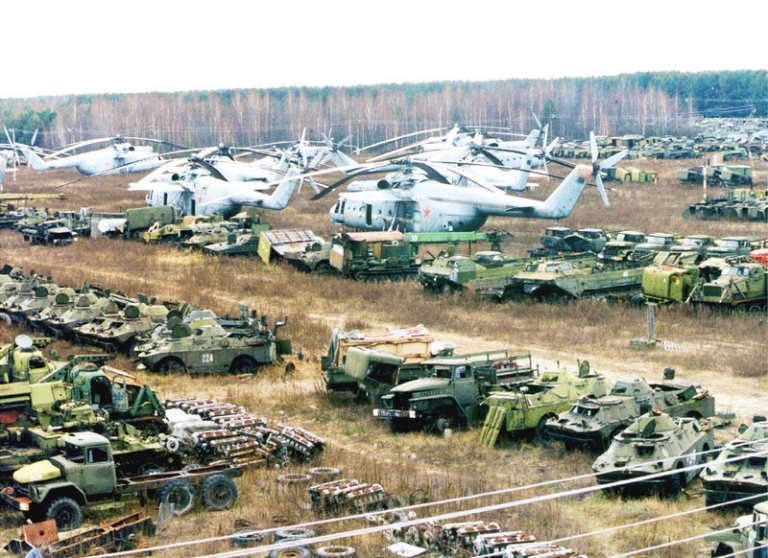 На фото: военная техника, принимавшая участие в ликвидации последствий аварии на Чернобыльской АЭС, в пункте временного захоронения радиоактивных отходов у села Рассохи в тридцатикилометровой зоне отчуждения из-за ядерной аварии на Чернобыльской атомной электростанции имени В. И. Ленина, 1998 год.