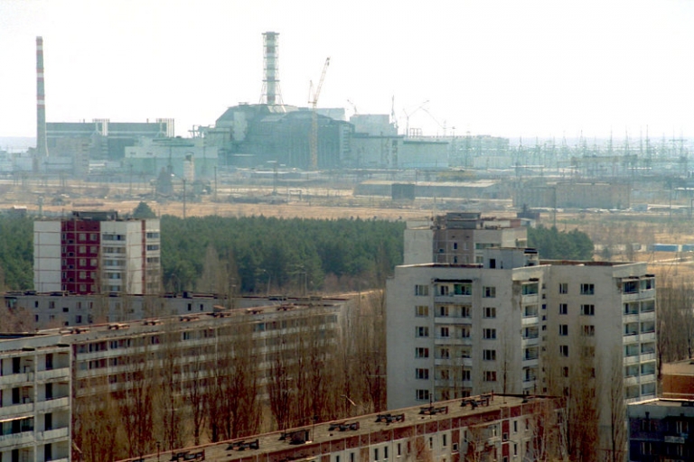 На фото: покинутый жителями город энергетиков Чернобыльской атомной электростанции после ядерной аварии (на первом плане) и Чернобыльская АЭС (на втором плане), 1996 год.