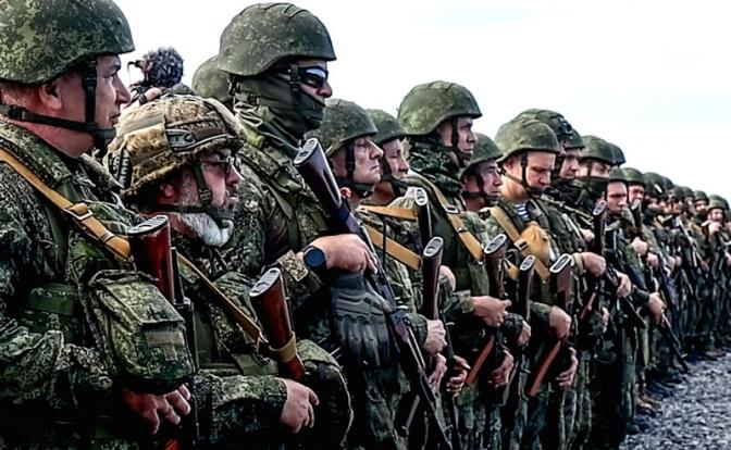 На фото: военнослужащие ВС РФ, пребывающие в мобилизационном людском резерве, во время учебных сборов.