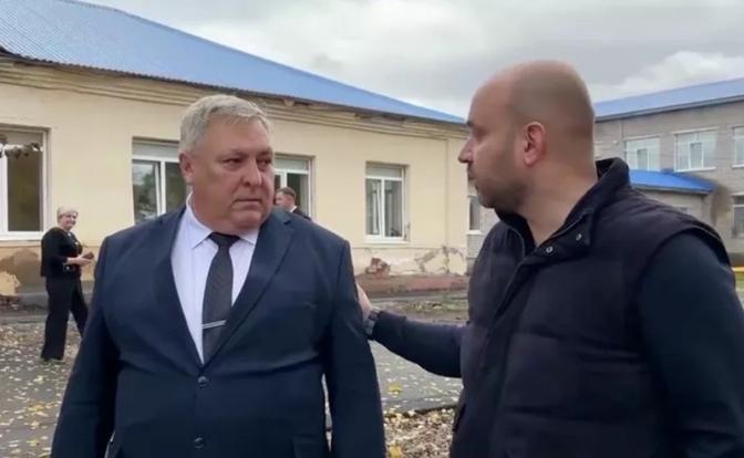На фото: губернатор Самарской области Вячеслав Федорищев увольняет главу Кинельского района Юрия Жидкова