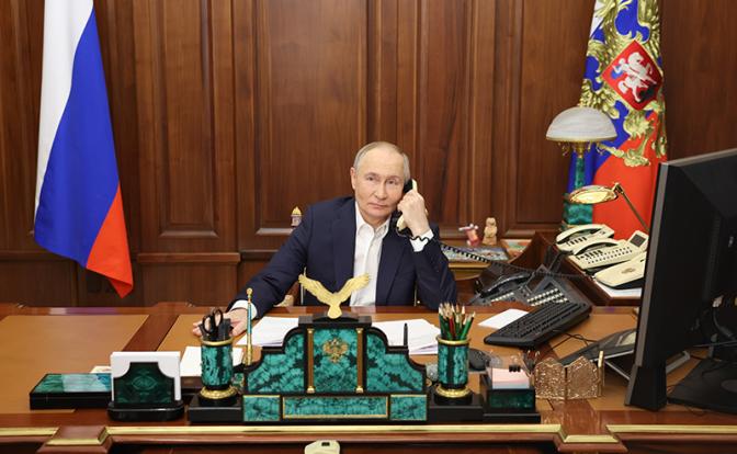На фото: президент РФ Владимир Путин во время телефонного разговора
