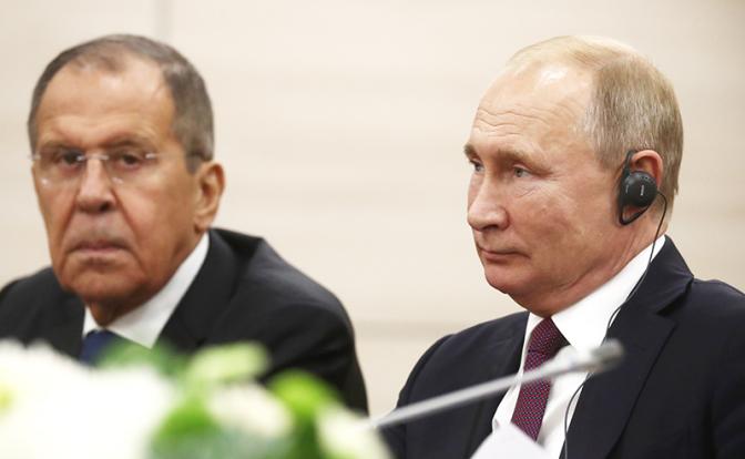 На фото: министр иностранных дел РФ Сергей Лавров и президент РФ Владимир Путин (слева направо)