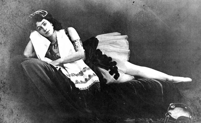 На фото: Матильда Кшесинская в роли Эсмеральды (1899).