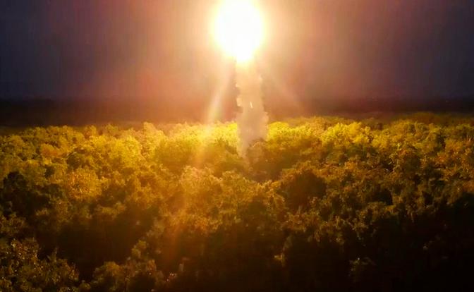 На фото: боевая работа расчета оперативно-тактического ракетного комплекса (ОТРК) "Искандер" в зоне проведения специальной военной операции.