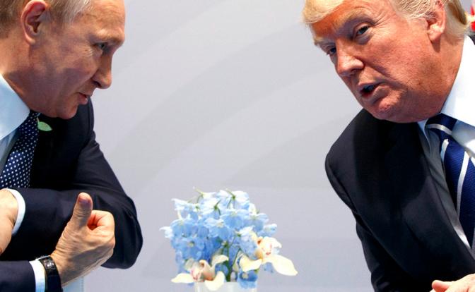 На фото (слева направо): президент России Владимир Путин и президент США Дональд Трамп.