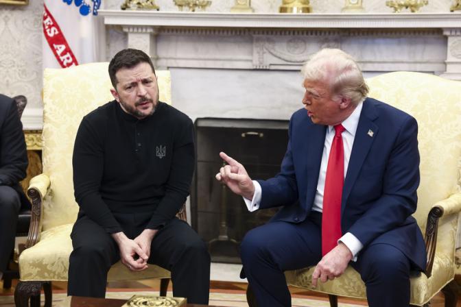 На фото (справа налево): президент США Дональд Трамп и Владимир Зеленский.