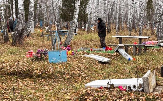 Под Новосибирском дети разрушили кладбище