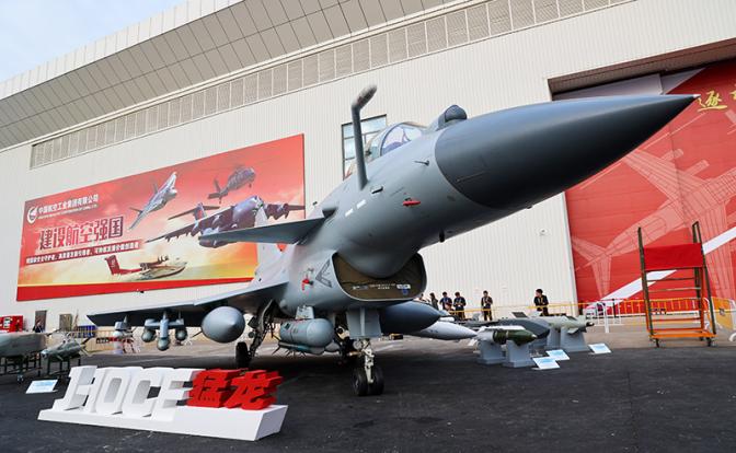 На фото: китайский истребитель J-10CE