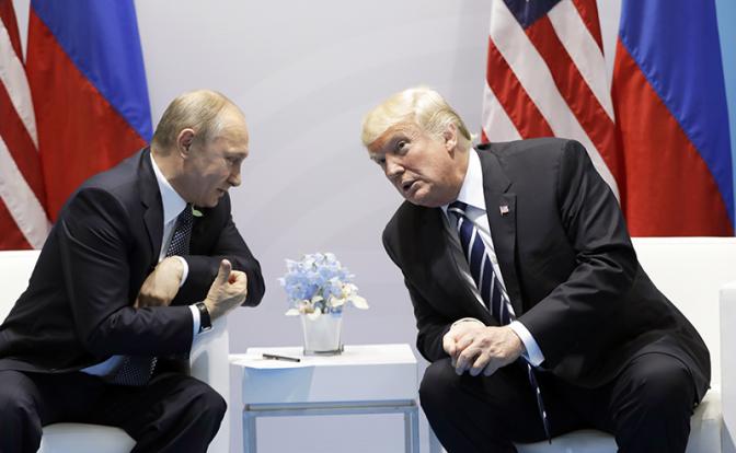На фото: президент России Владимир Путин и президент США Дональд Трамп (слева направо)