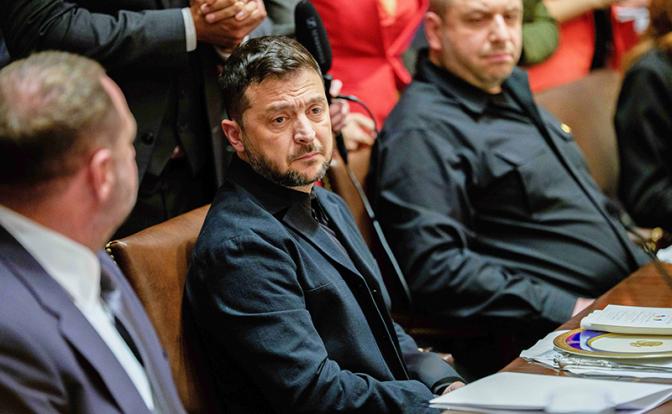 На фото: президент Украины Владимир Зеленский (в центре)