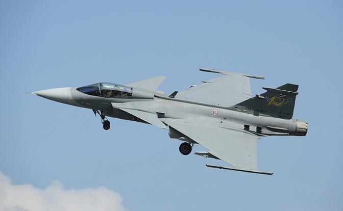 На фото: истребитель JAS 39 «Грипен»