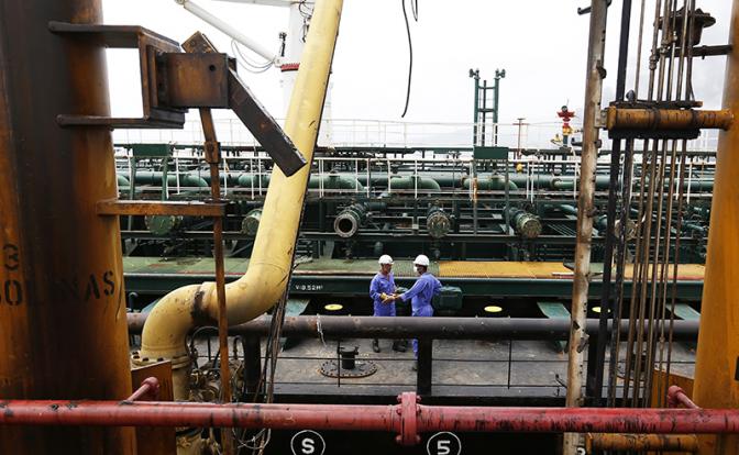 Москва предлагает Нью-Дели скидки на нефть, а Вашингтон — новые пошлины. Найдите разницу
