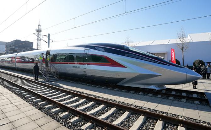 Китайский электропоезд разогнали до рекордных 453 км/ч