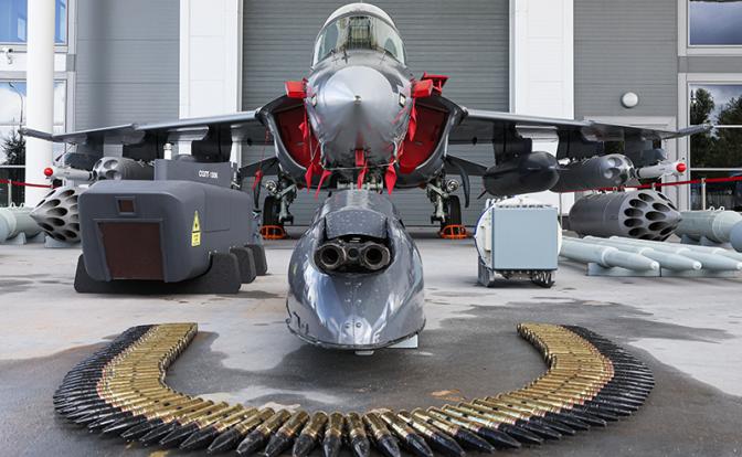 На фото: учебно-боевой самолет Як-130М