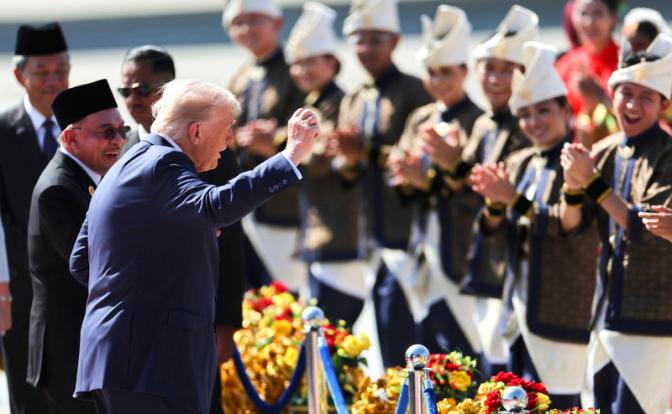 На фото: президент США Дональд Трамп реагирует на танцоров во время приветственной церемонии по прибытии в международный аэропорт Куала-Лумпура для участия в 47-м саммите Ассоциации государств Юго-Восточной Азии (АСЕАН) в Куала-Лумпуре, Малайзия.