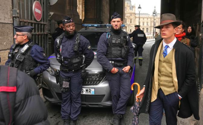 На фото: полиция возле Лувра после ограбления музея.