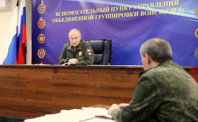 На фото: президент России Владимир Путин во время посещения пункта управления Объединённой группировки войск.