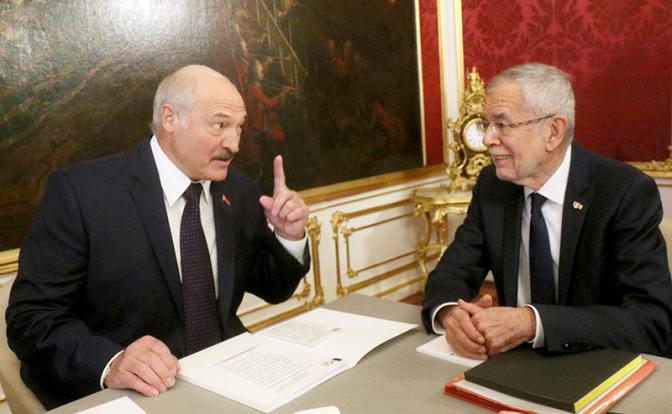 На фото: президент Белоруссии Александр Лукашенко (слева) и президент Австрии Александер Ван дер Беллен (справа) во время встречи в резиденции Хофбург, Австриия, 2019 год.