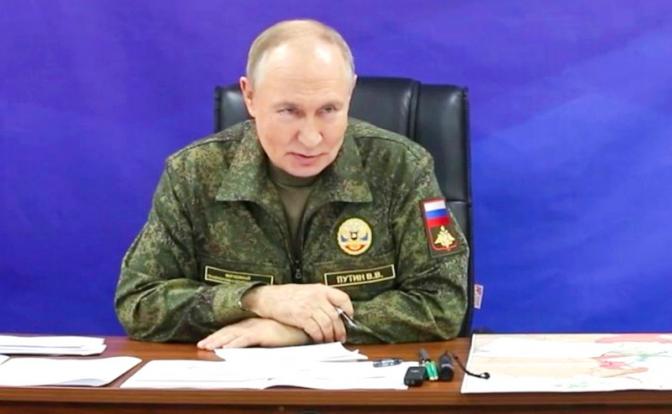 На фото: президент РФ Владимир Путин во время совещания с начальником Генерального штаба Вооруженных Сил РФ - первым заместителем министра обороны РФ Валерием Герасимовым и командующими группировками, задействованными в СВО.