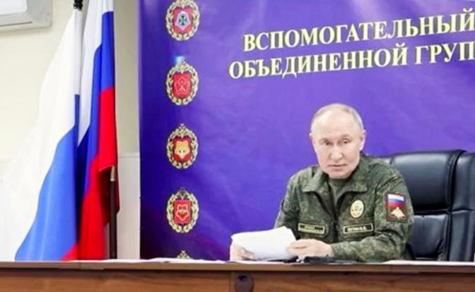 На фото: президент РФ Путин в пункте управления Объединенной группировки войск.
