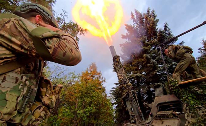 На фото: во время работы расчета 240-мм самоходного миномета 2С4 «Тюльпан» группировки войск «Центр».