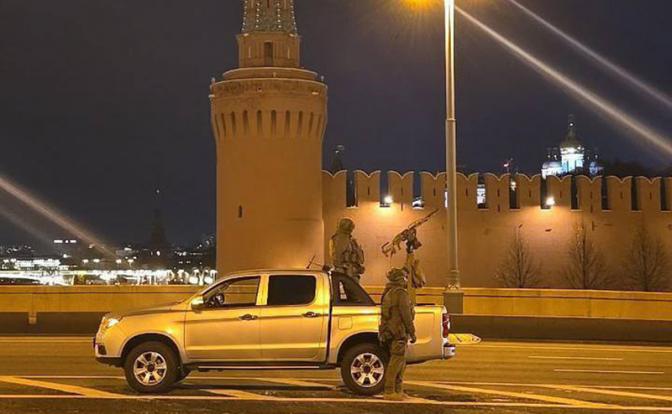 На фото: мобильная огневая группа у стен Кремля