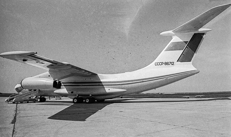 На фото: Советский тяжелый военно-транспортный самолет Ил-76, 1971 год.