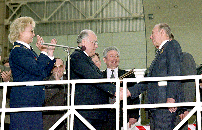 На фото: вручение сертификата Ил-114,1997 год