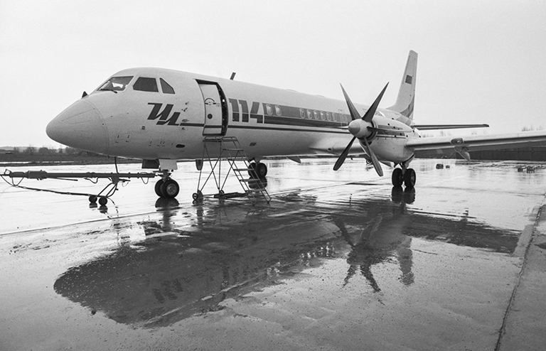 На фото: пассажирский самолет ИЛ-114