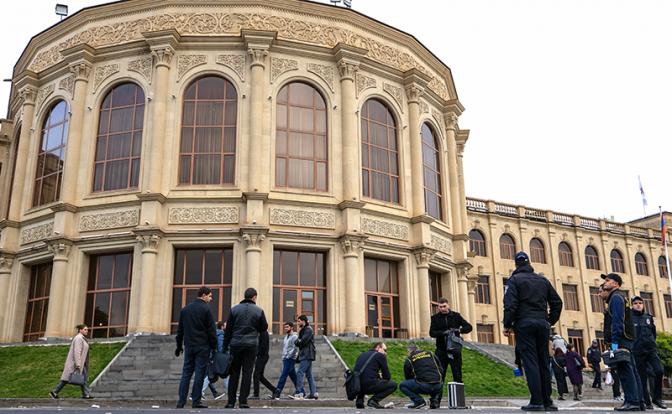 На фото: сотрудники спецслужб у здания мэрии