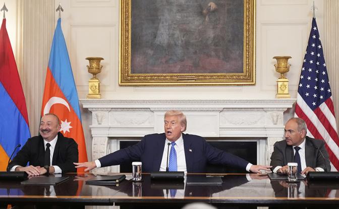 На фото: президент Азербайджана Ильхам Алиев, президент США Дональд Трамп и премьер-министр Армении Никол Пашинян (слева направо)