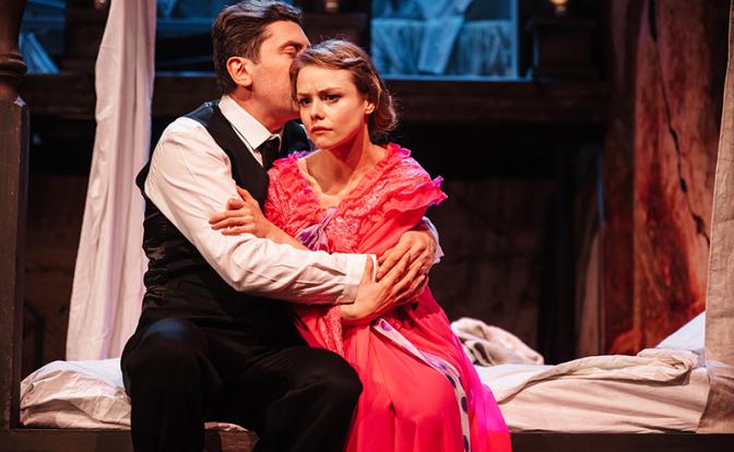 Когда смех становится спасением: История двух семей и одного цилиндра в Театре на Трубной