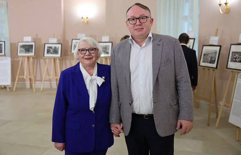 На фото: дочь Евгения Халдея Анна Халдей и член комиссии МГД по культуре и массовым коммуникациям Вячеслав Арбузов