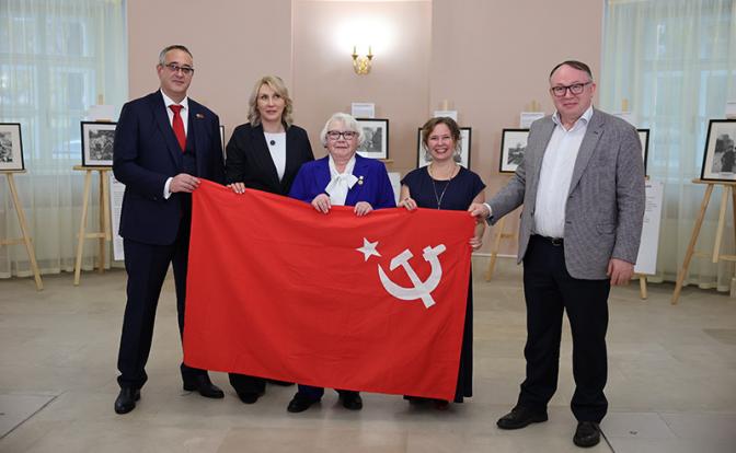 На фото: На открытии выставки работ легенды советской фотографии – военного корреспондента Евгения Халдеян в  Мосгордуме