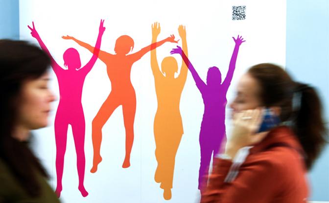 На фото: баннер всероссийской социальной программы против рака молочной железы "Поднимите руки!".